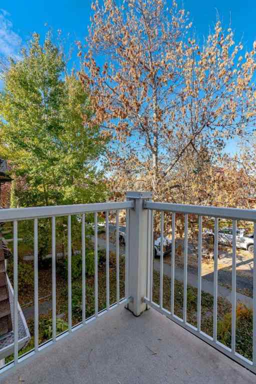 MLS® A2266107 - 2215 2 Avenue NW in West Hillhurst Calgary, Residential