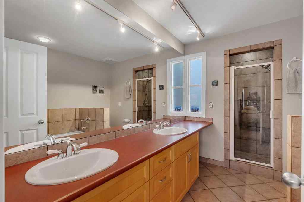 MLS® A2266107 - 2215 2 Avenue NW in West Hillhurst Calgary, Residential