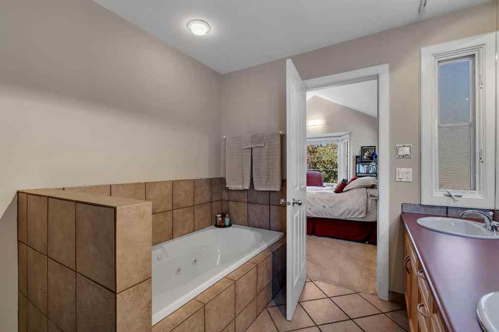 MLS® A2266107 - 2215 2 Avenue NW in West Hillhurst Calgary, Residential