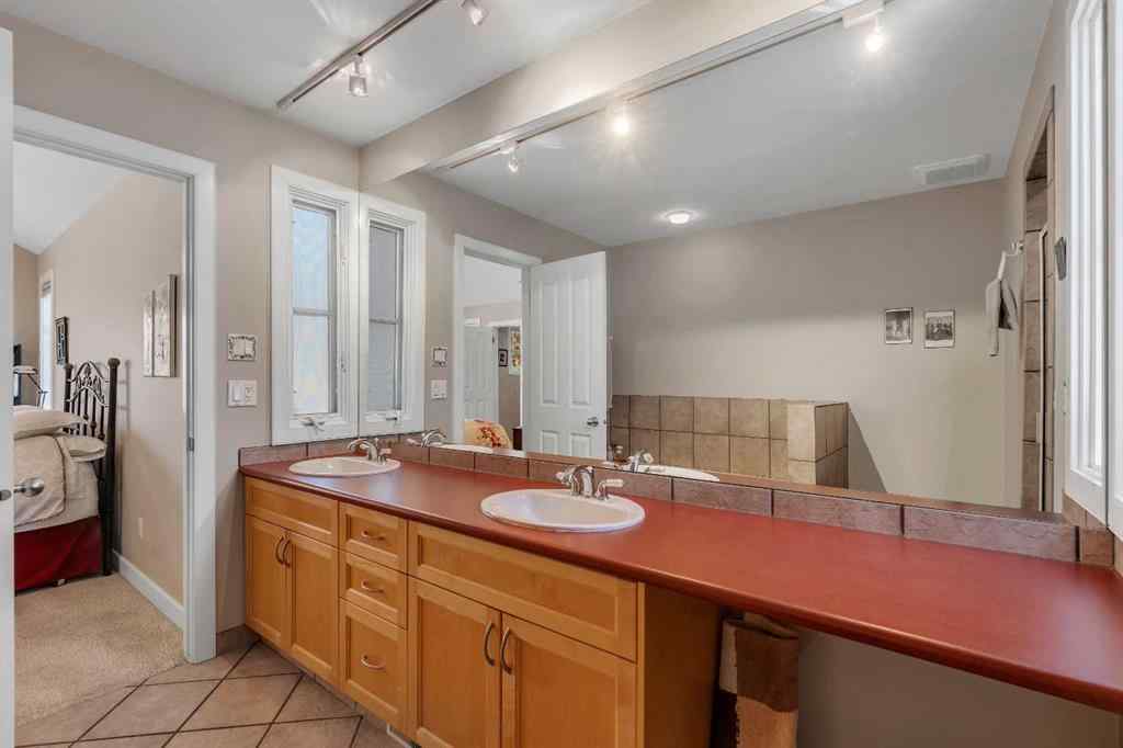 MLS® A2266107 - 2215 2 Avenue NW in West Hillhurst Calgary, Residential