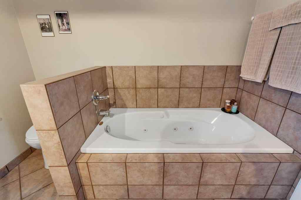 MLS® A2266107 - 2215 2 Avenue NW in West Hillhurst Calgary, Residential