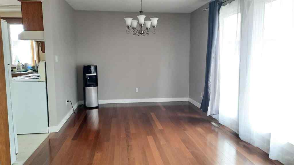 MLS® A2266157 - 706 Bankview Close  in Bankview Drumheller, Residential