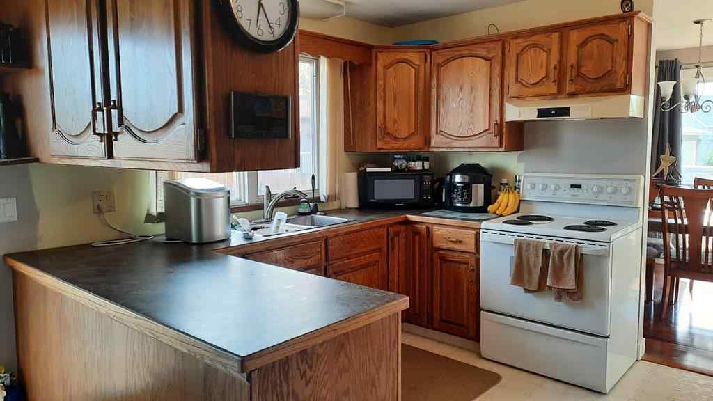 MLS® A2266157 - 706 Bankview Close  in Bankview Drumheller, Residential