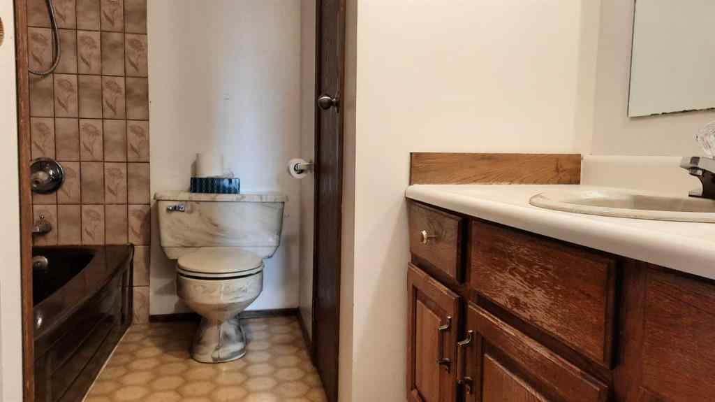 MLS® A2266157 - 706 Bankview Close  in Bankview Drumheller, Residential