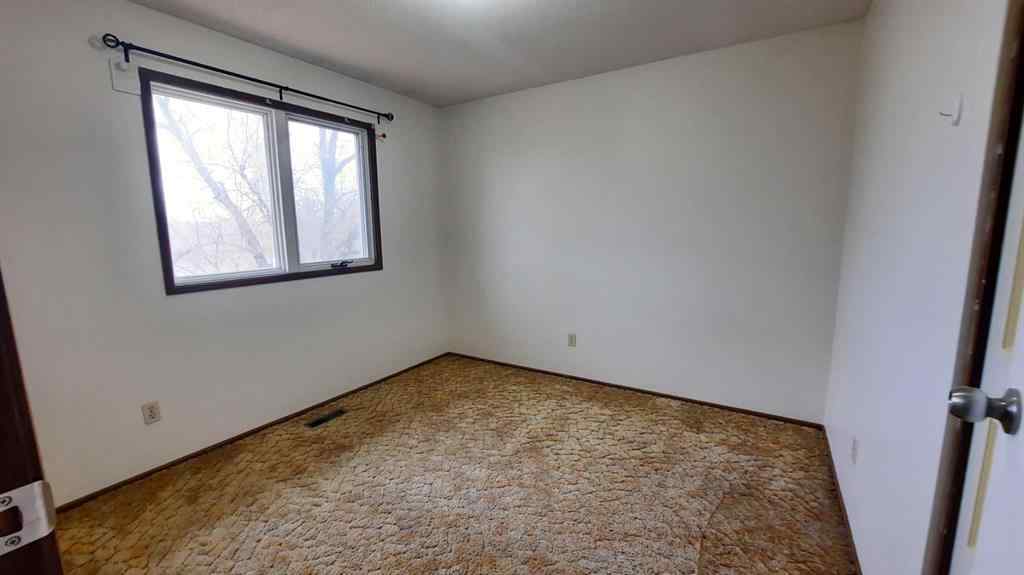 MLS® A2266157 - 706 Bankview Close  in Bankview Drumheller, Residential