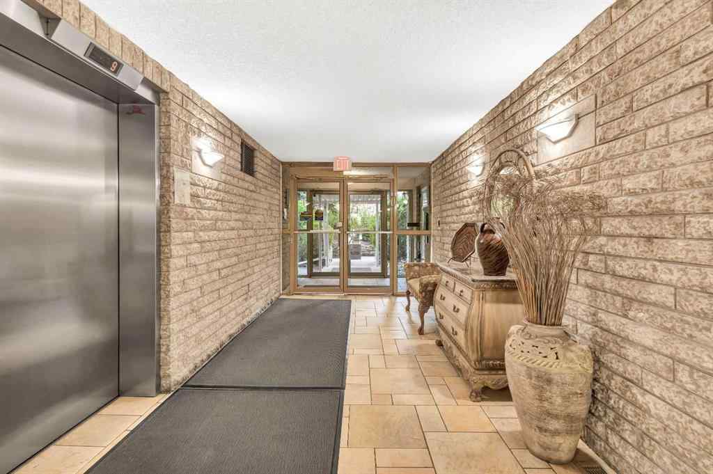 MLS® A2266186 - Unit #305 4555 Varsity Lane NW in Varsity Calgary, Residential