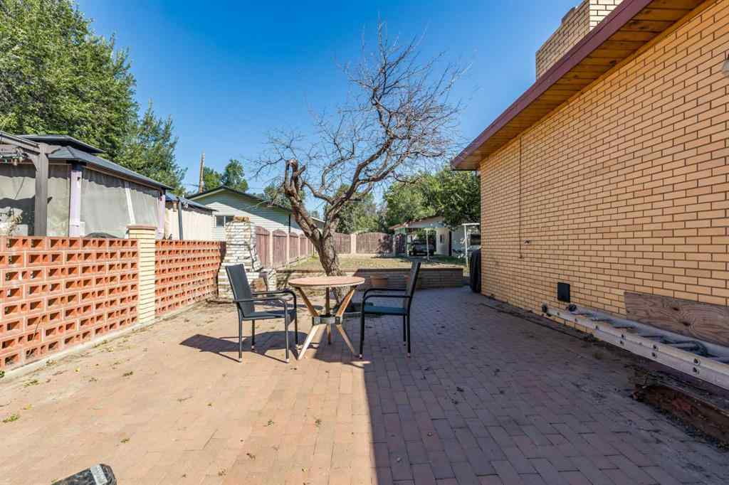 MLS® A2266218 - 1070 Queen Street SE in River Flats Medicine Hat, Residential