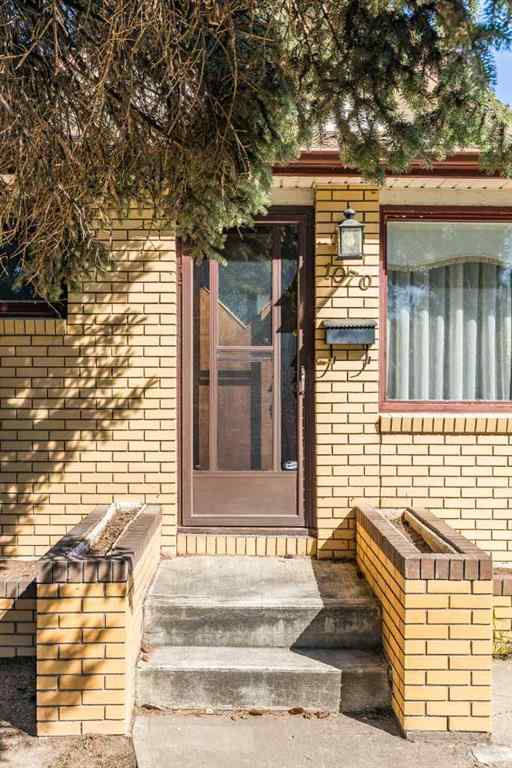 MLS® A2266218 - 1070 Queen Street SE in River Flats Medicine Hat, Residential