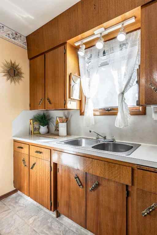 MLS® A2266218 - 1070 Queen Street SE in River Flats Medicine Hat, Residential