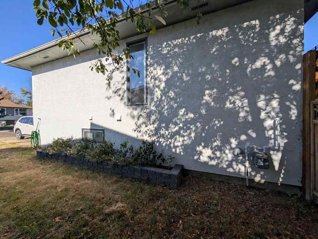 MLS® A2266222 - 52 Collins Crescent SE in Crestwood-Norwood Medicine Hat, Residential