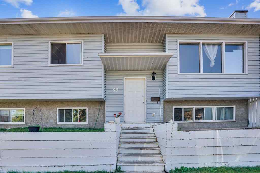 MLS® A2266227 - 39 Ventura Road NE in Vista Heights Calgary, Residential