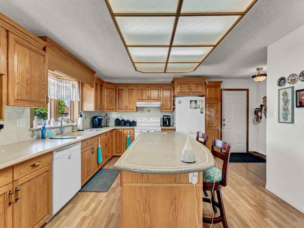 MLS® A2266272 - 27 Turner Drive SE in Ross Glen Medicine Hat, Residential