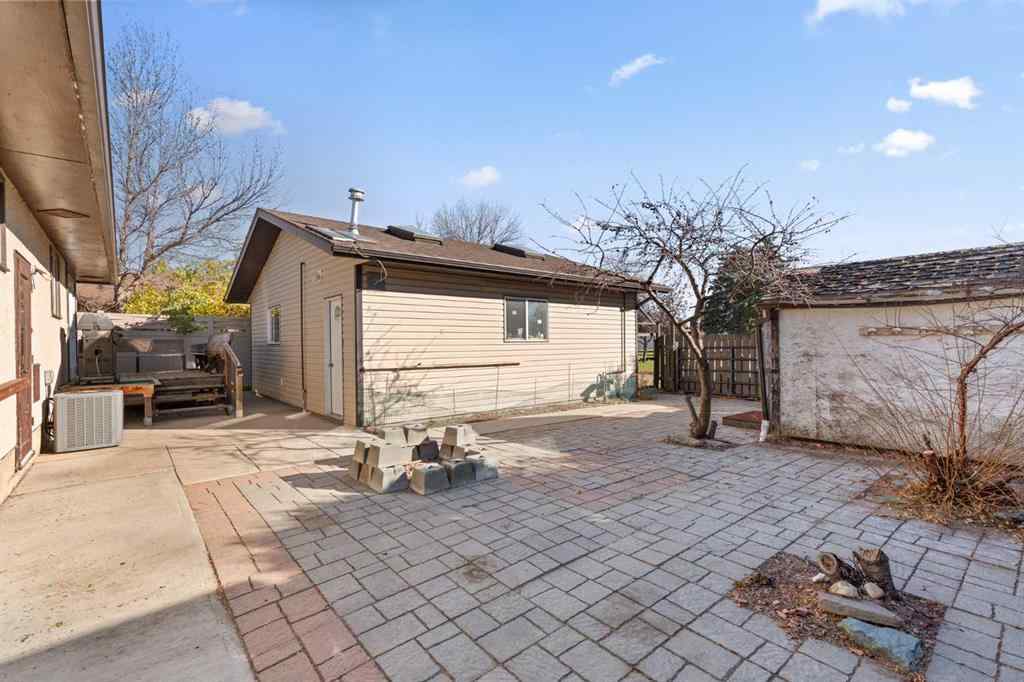 MLS® A2266273 - 751 Mccutcheon Drive NW in Northwest Crescent Heights Medicine Hat, Residential