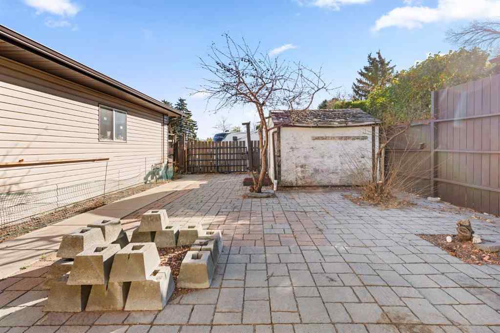 MLS® A2266273 - 751 Mccutcheon Drive NW in Northwest Crescent Heights Medicine Hat, Residential