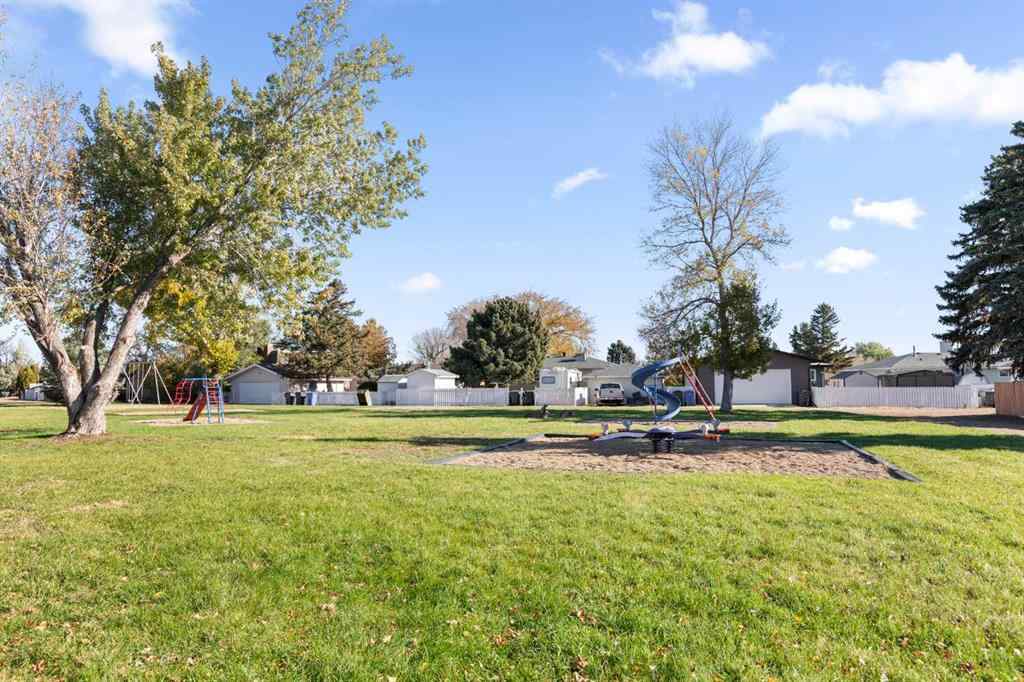 MLS® A2266273 - 751 Mccutcheon Drive NW in Northwest Crescent Heights Medicine Hat, Residential