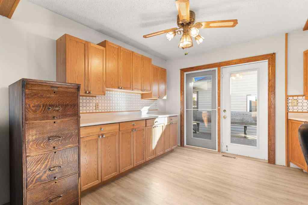 MLS® A2266273 - 751 Mccutcheon Drive NW in Northwest Crescent Heights Medicine Hat, Residential