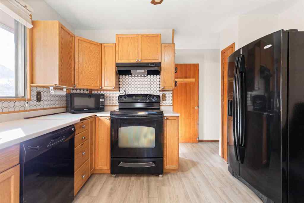 MLS® A2266273 - 751 Mccutcheon Drive NW in Northwest Crescent Heights Medicine Hat, Residential