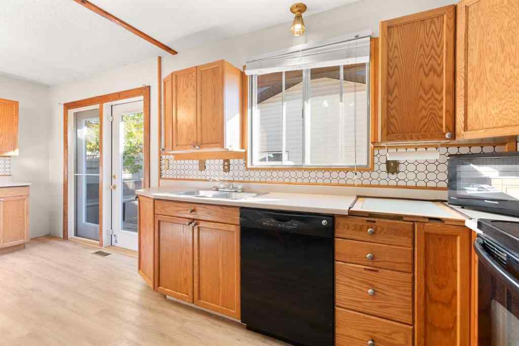 MLS® A2266273 - 751 Mccutcheon Drive NW in Northwest Crescent Heights Medicine Hat, Residential