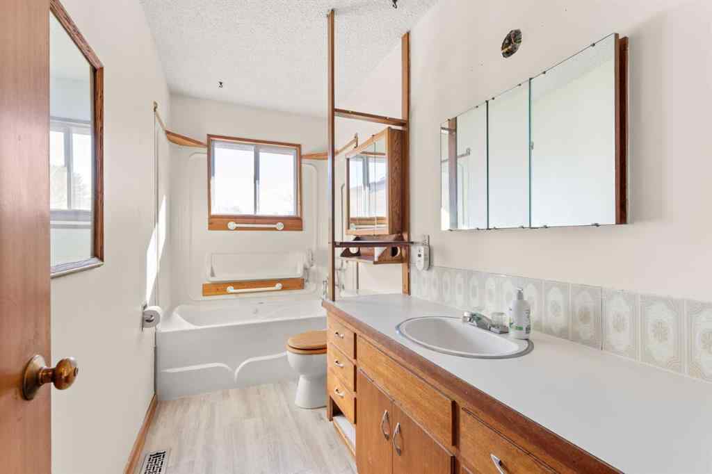 MLS® A2266273 - 751 Mccutcheon Drive NW in Northwest Crescent Heights Medicine Hat, Residential