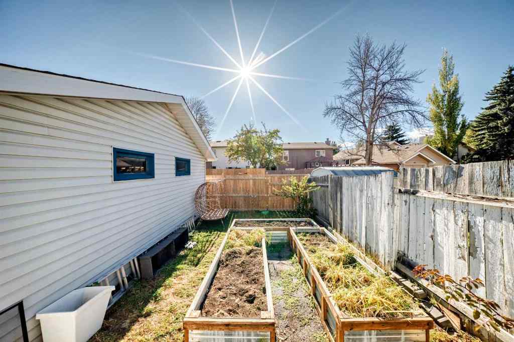 MLS® A2266284 - 172 Sunvale Crescent SE in Sundance Calgary, Residential