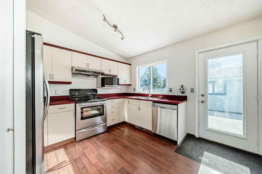 MLS® A2266284 - 172 Sunvale Crescent SE in Sundance Calgary, Residential