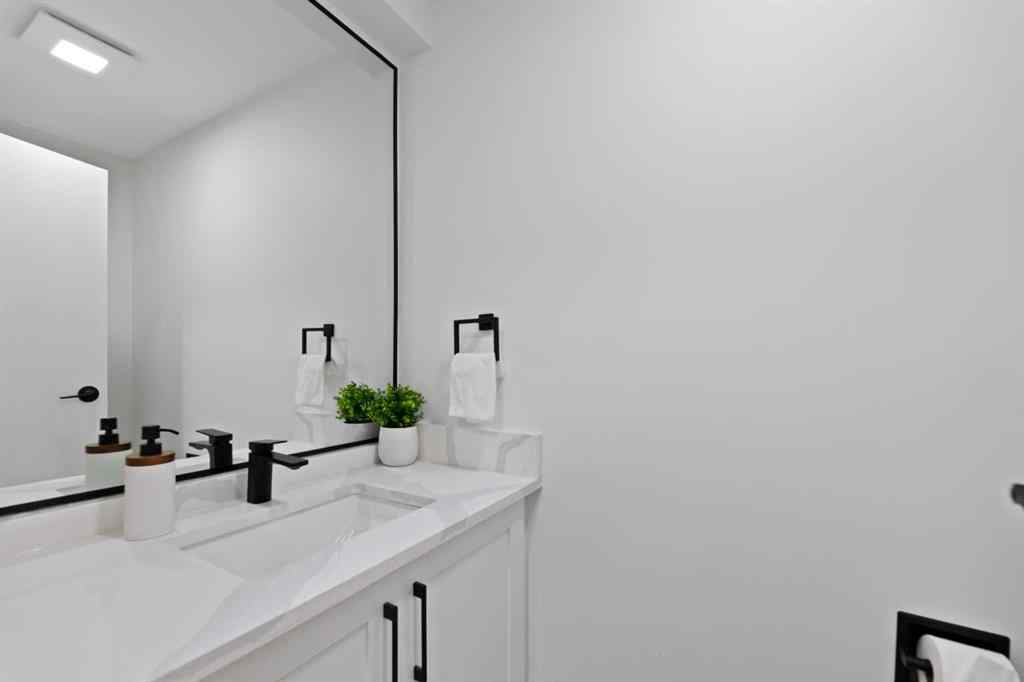 MLS® A2266311 - 26 Glamis Gardens SW in Glamorgan Calgary, Residential