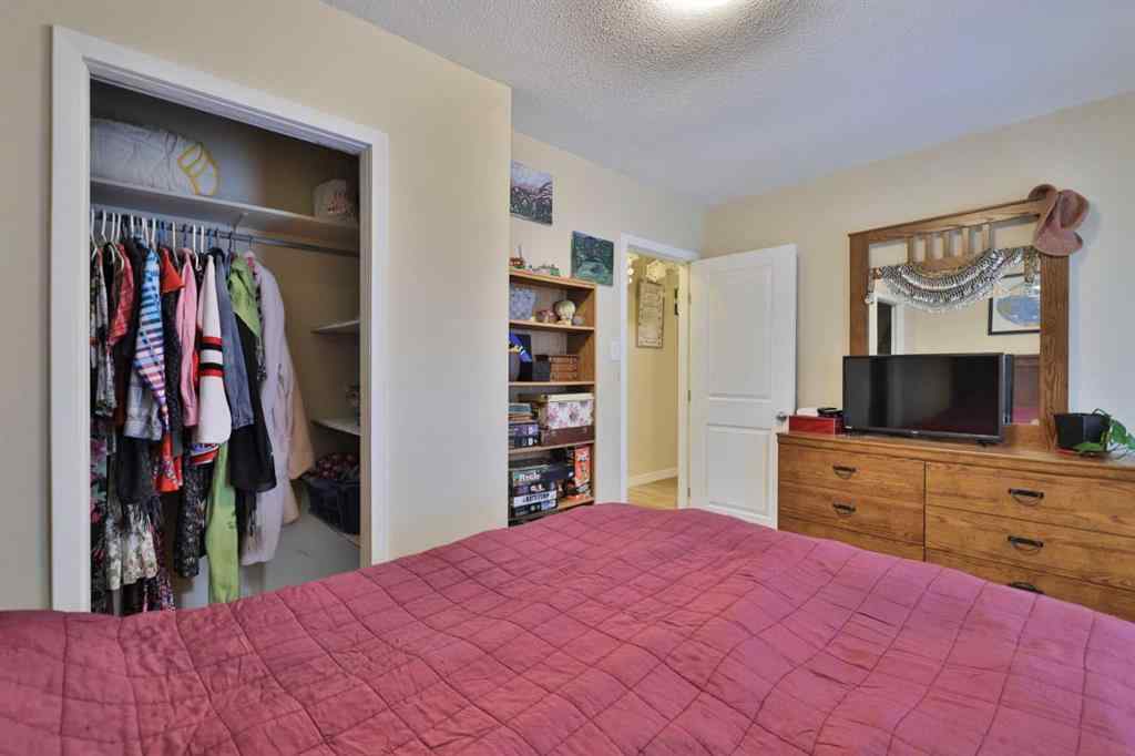 MLS® A2266378 - 5611 53 Avenue  in Sparling Camrose, Residential