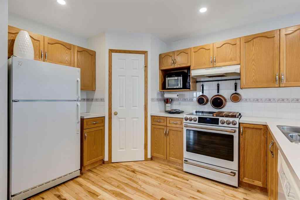 MLS® A2266390 - 319 Douglas Glen Boulevard SE in Douglasdale/Glen Calgary, Residential