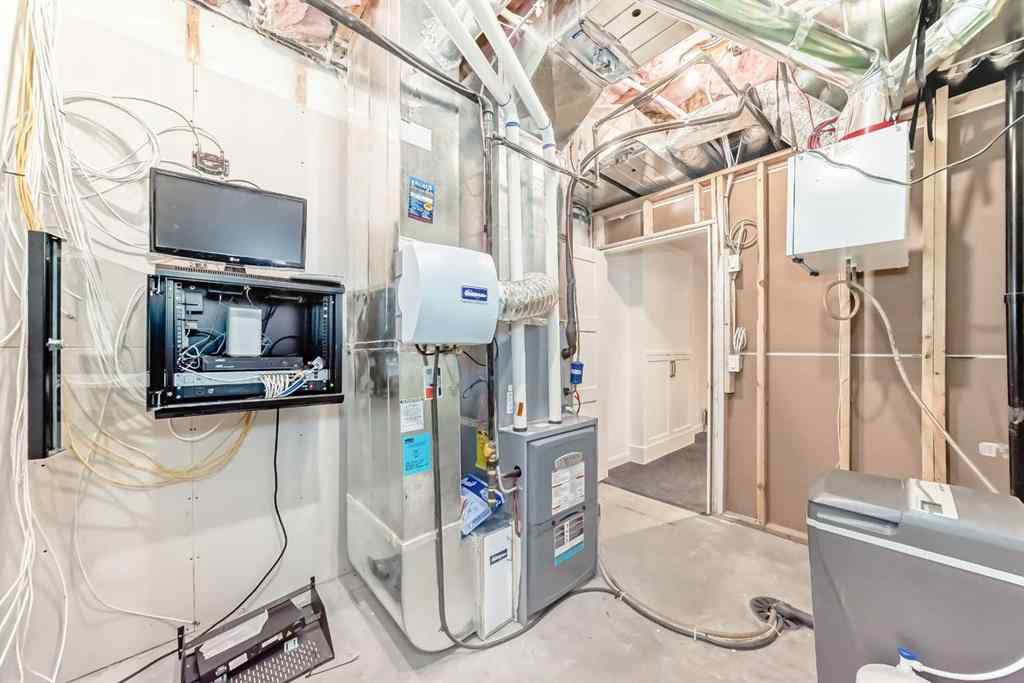 MLS® A2266479 - 2323 3 Avenue NW in West Hillhurst Calgary, Residential