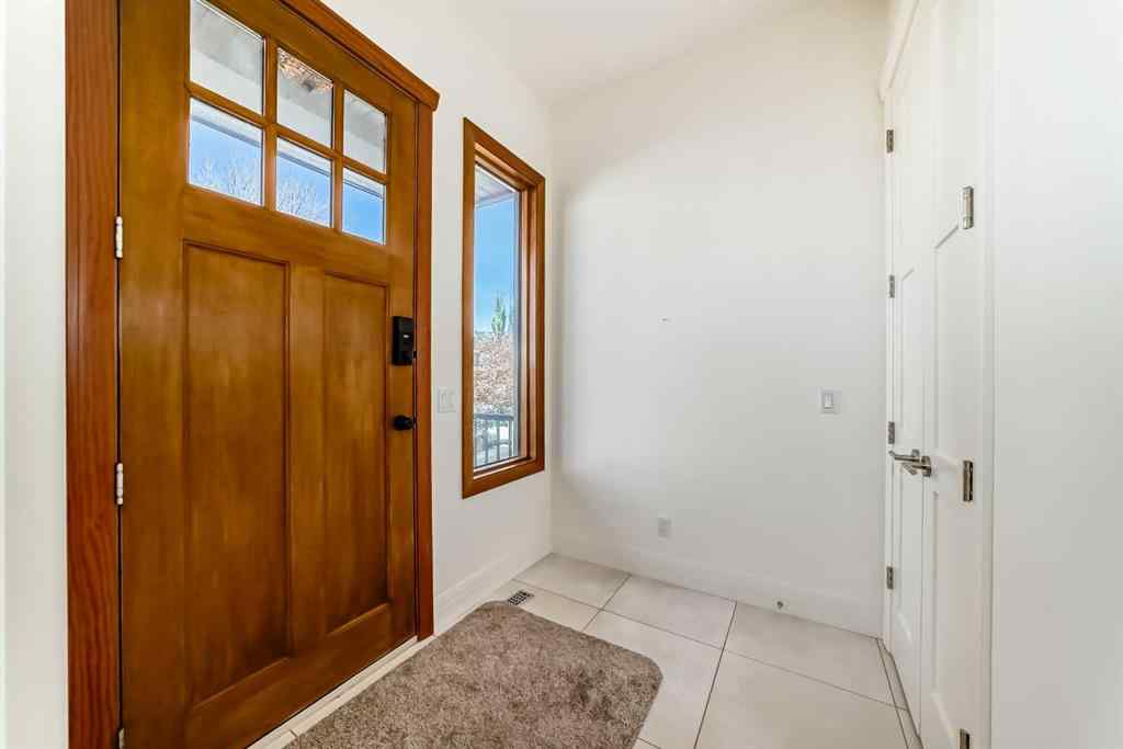 MLS® A2266479 - 2323 3 Avenue NW in West Hillhurst Calgary, Residential