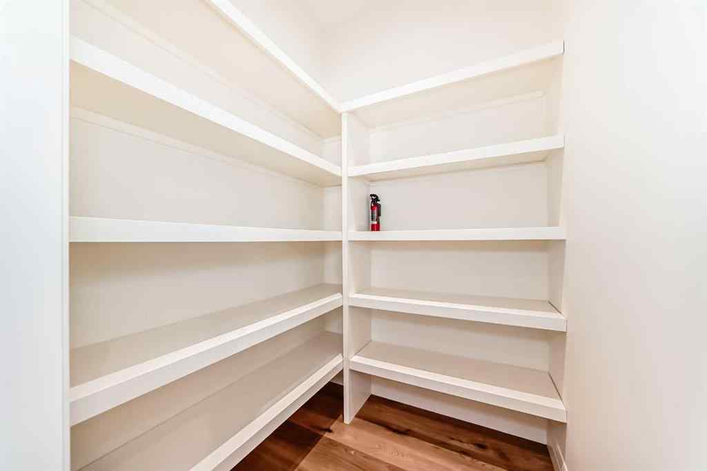 MLS® A2266479 - 2323 3 Avenue NW in West Hillhurst Calgary, Residential