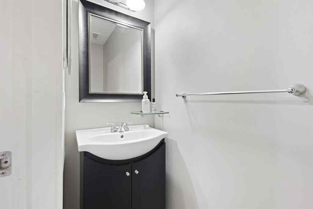 MLS® A2266560 - 32 Rivercroft Close SE in Riverbend Calgary, Residential