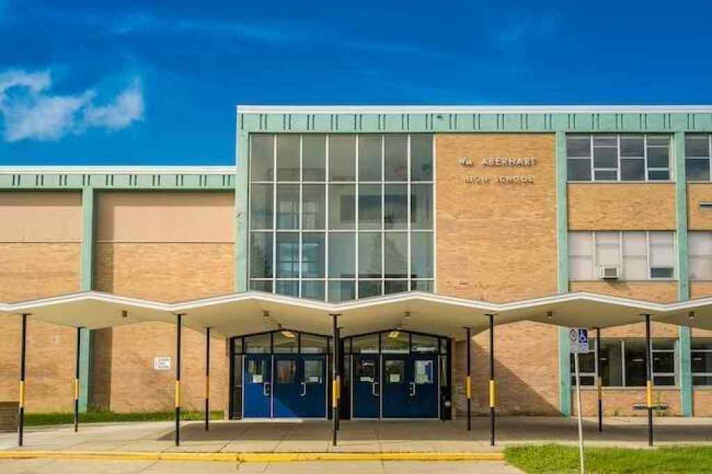 MLS® A2266590 - 2337 27 Avenue NW in Banff Trail Calgary, Residential