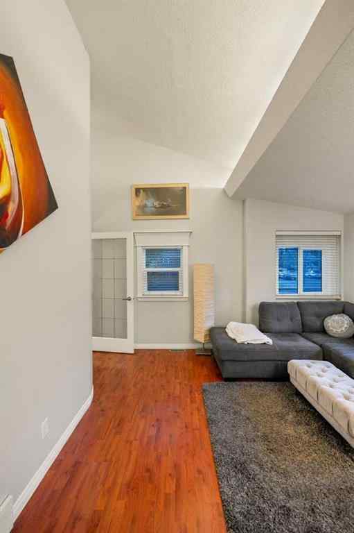 MLS® A2266618 - 533 12 Avenue NE in Renfrew Calgary, Residential