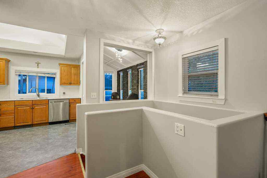 MLS® A2266618 - 533 12 Avenue NE in Renfrew Calgary, Residential