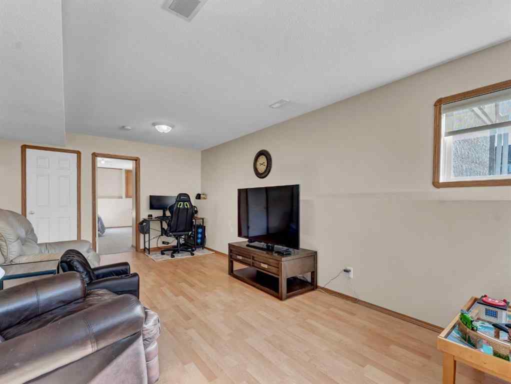 MLS® A2266619 - 35 Heritage Court NE in Northeast Crescent Heights Medicine Hat, Residential