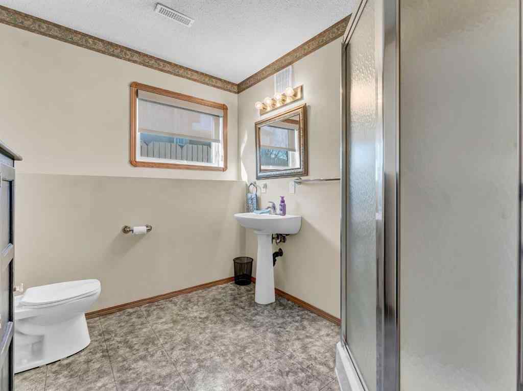 MLS® A2266619 - 35 Heritage Court NE in Northeast Crescent Heights Medicine Hat, Residential