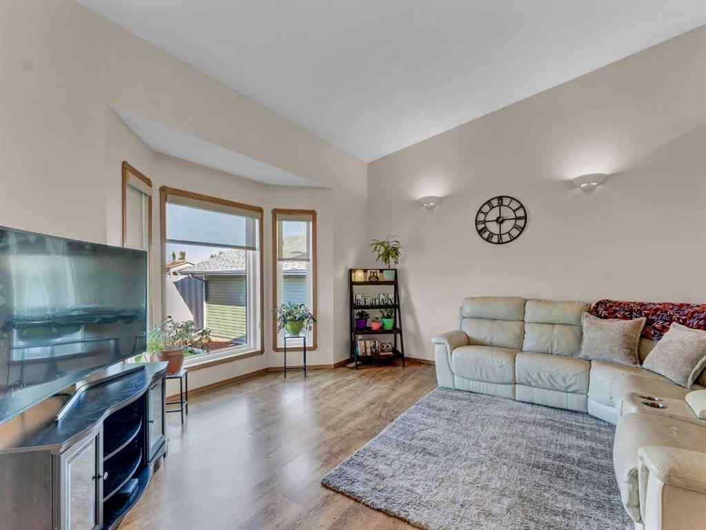 MLS® A2266619 - 35 Heritage Court NE in Northeast Crescent Heights Medicine Hat, Residential