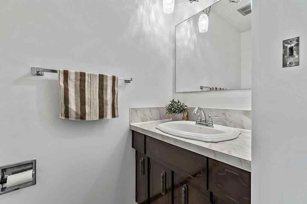 MLS® A2266689 - 60 Rundlelawn Place NE in Rundle Calgary, Residential