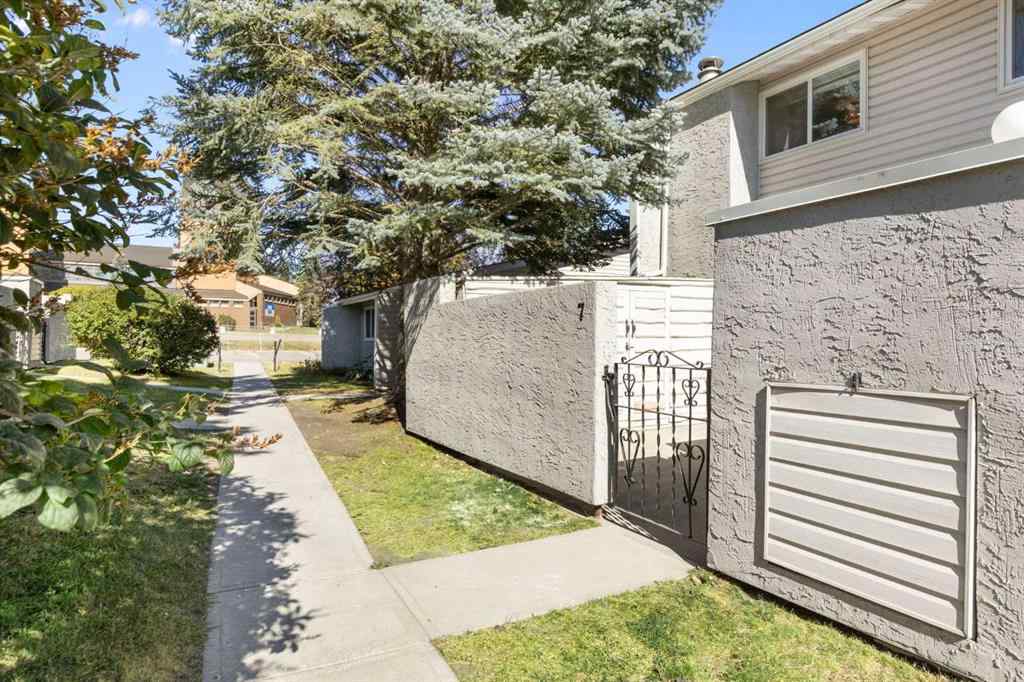 MLS® A2266693 - Unit #7 4915 45 Street SW in Glamorgan Calgary, Residential