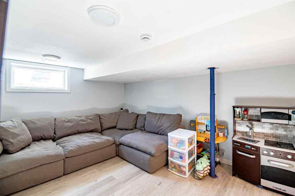 MLS® A2266694 - 3905 50 Street  in Eastview Red Deer, Residential