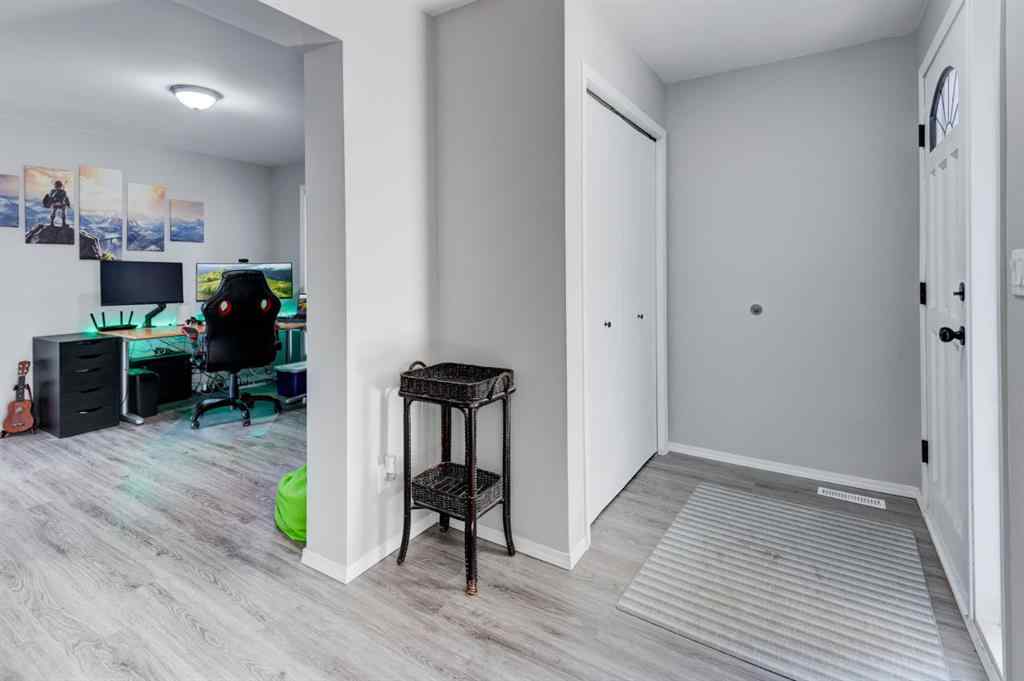 MLS® A2266711 - 19 Woodglen Grove SW in Woodbine Calgary, Residential