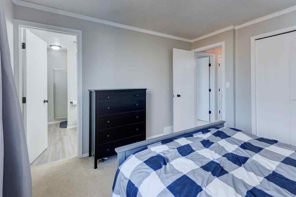 MLS® A2266711 - 19 Woodglen Grove SW in Woodbine Calgary, Residential