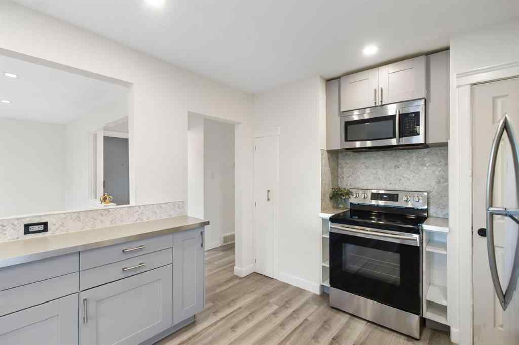 MLS® A2266755 - 6023 Thornbank Drive  in Thorncliffe Calgary, Residential