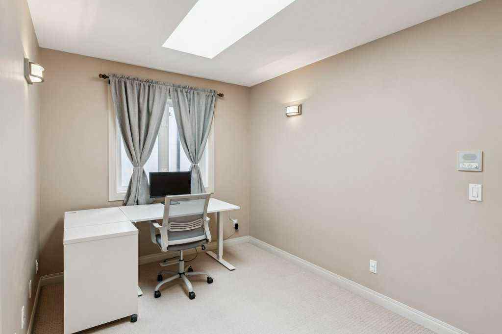 MLS® A2266797 - 2208 33 Street SW in Killarney/Glengarry Calgary, Residential