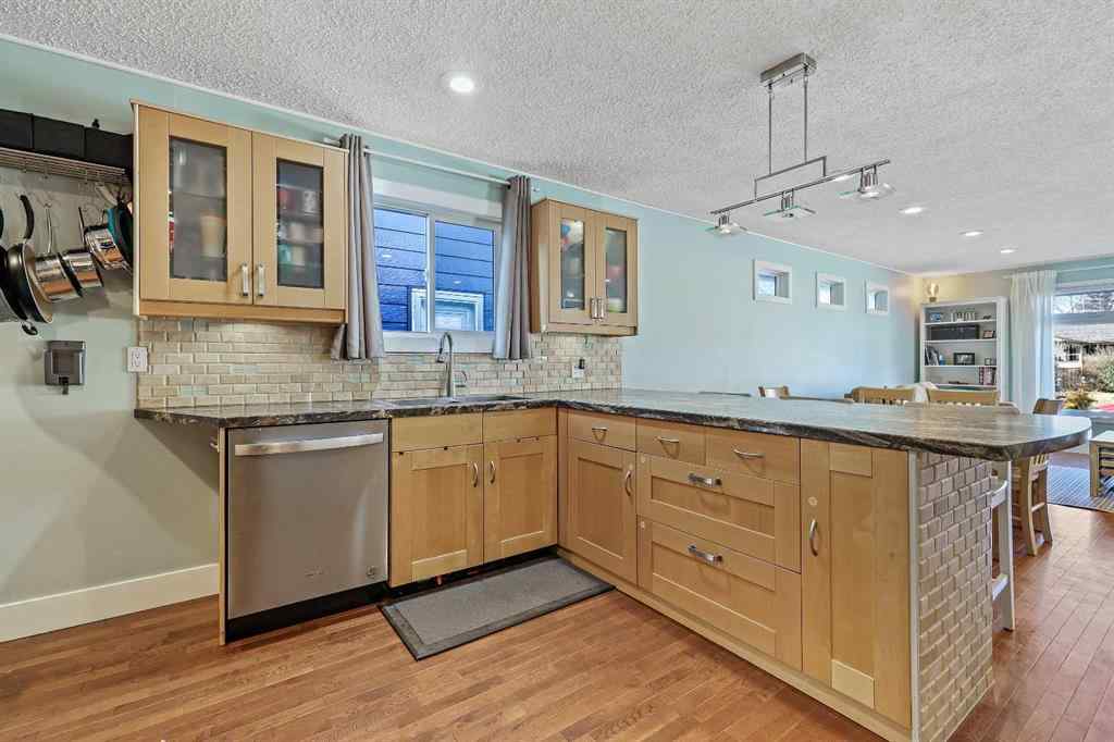 MLS® A2266811 - 52 Sunhurst Road SE in Sundance Calgary, Residential