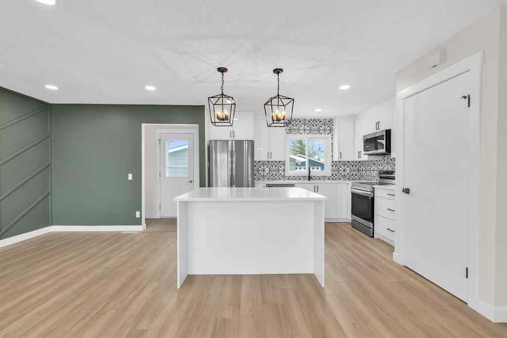 MLS® A2266957 - 220 60 Street SE in Penbrooke Meadows Calgary, Residential