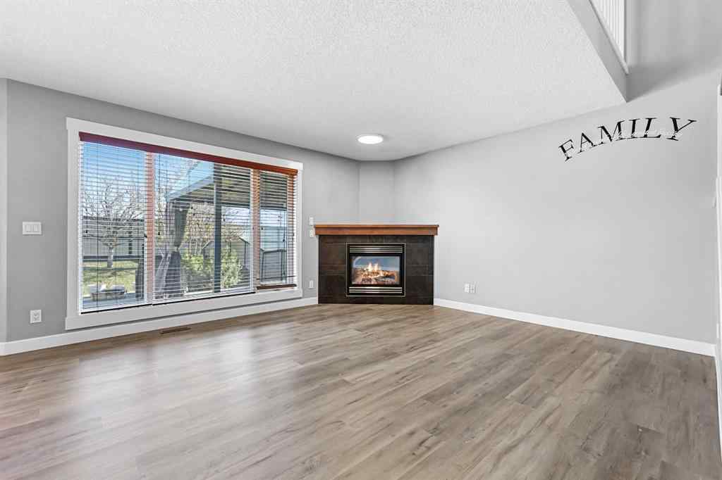 MLS® A2266971 - 276 Oakmere Close  in Westmere Chestermere, Residential