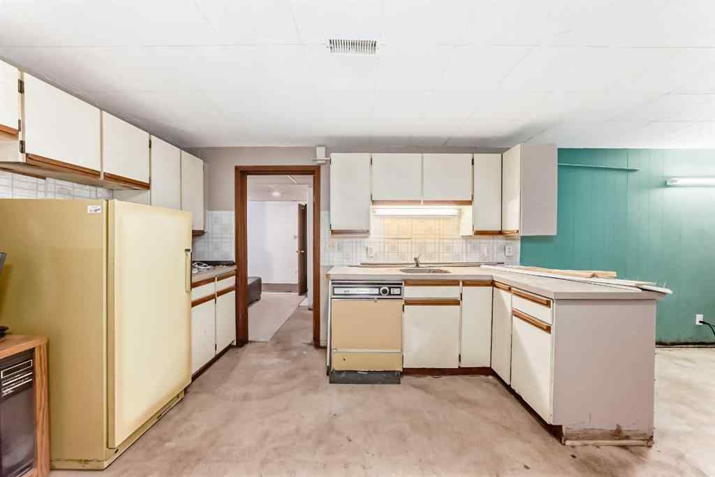 MLS® A2267059 - 627 Seymour Avenue SW in Southwood Calgary, Residential