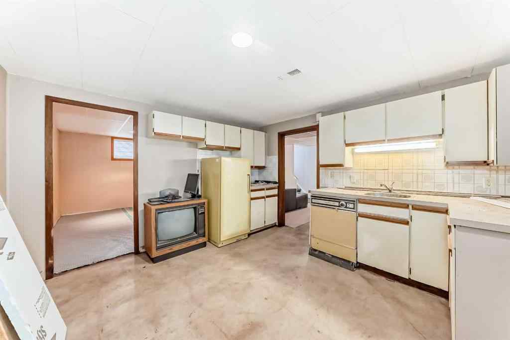 MLS® A2267059 - 627 Seymour Avenue SW in Southwood Calgary, Residential